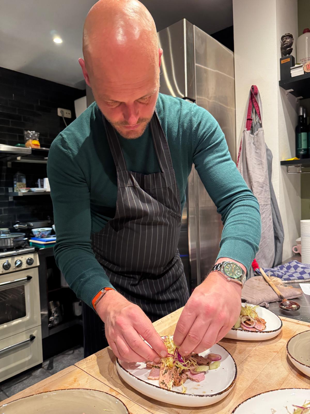 Lid van de Kook-Kels aan de plating.