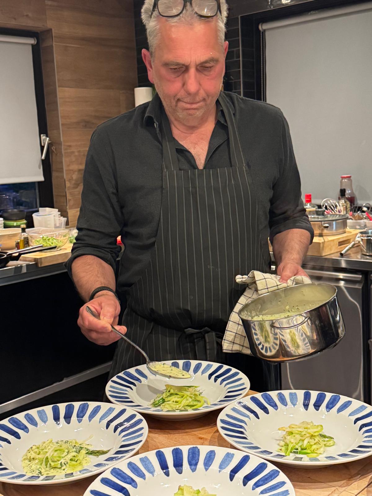 Saus uit de pan, met blauw-witte borden klaar voor opmaak.